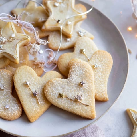 Delicate Mignonneries Coeurs et Étoiles cookies, charming hearts and stars, ready to gift with lovely ribbons.