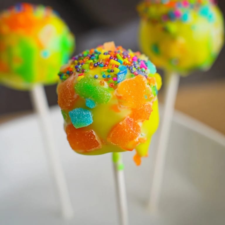 Delicious Classic Soda Candy Cake Pops, featuring a sweet, fizzy cake and decorative sprinkles.