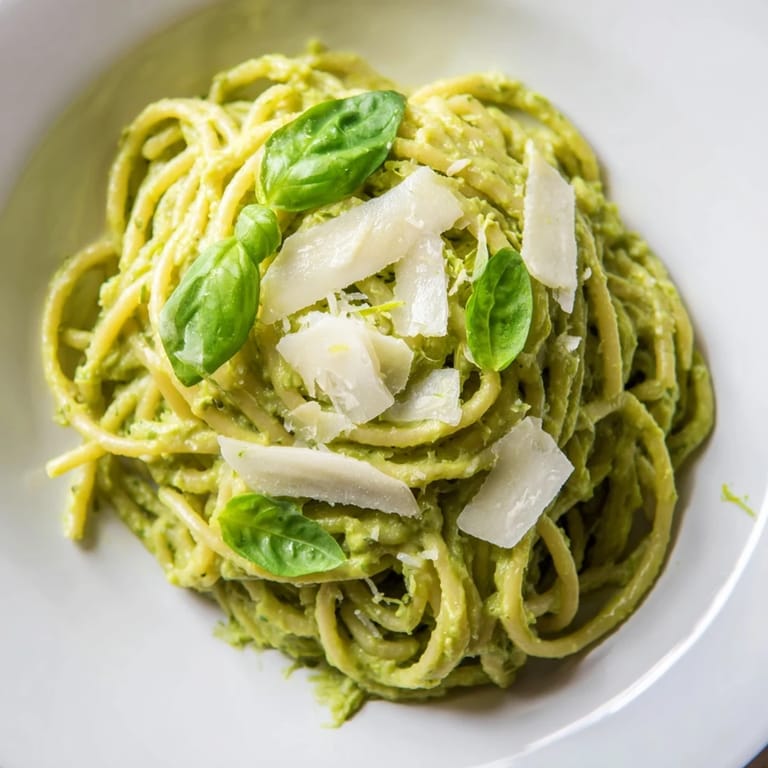 This creamy avocado pasta, a quick and delicious vegetarian dinner, looks incredibly inviting.